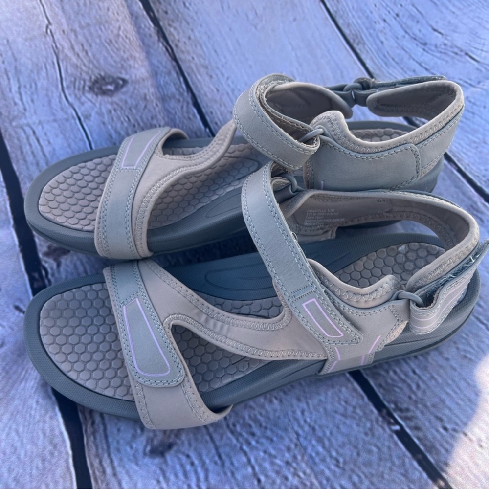 Bare traps Donatellla sanders